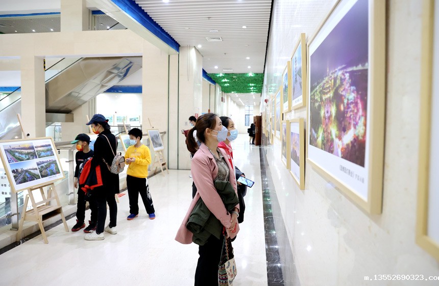 市民参观”中国荷城 大美贵港”摄影展。张庆杰摄