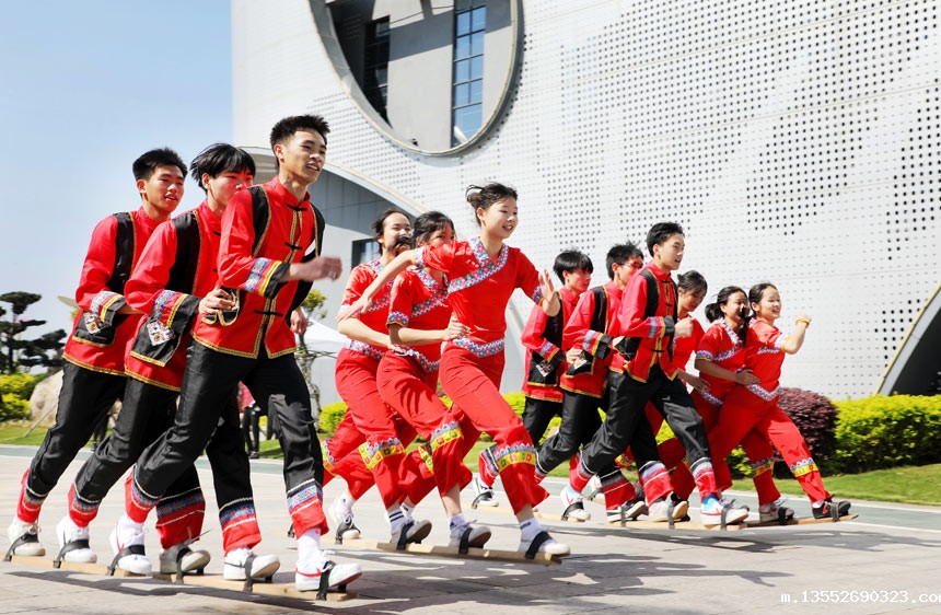 板鞋竞速。张庆杰摄