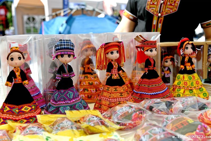 非遗集市上的瑶族服饰娃娃。廖雨晨摄