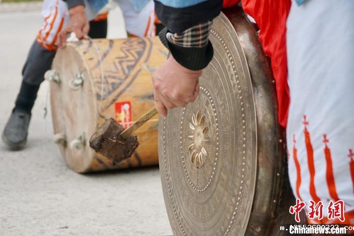 白裤瑶居民正在敲击铜鼓。 韦国政 摄