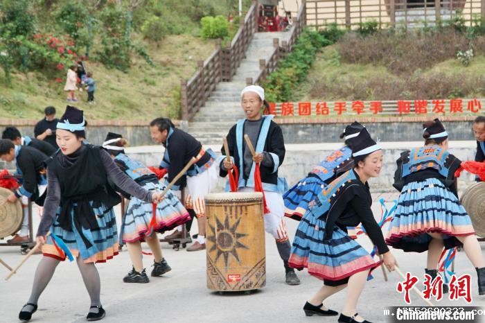 白裤瑶居民正在跳“猴棍舞”。 韦国政 摄 白裤瑶居民正在跳“猴棍舞”。 韦国政 摄