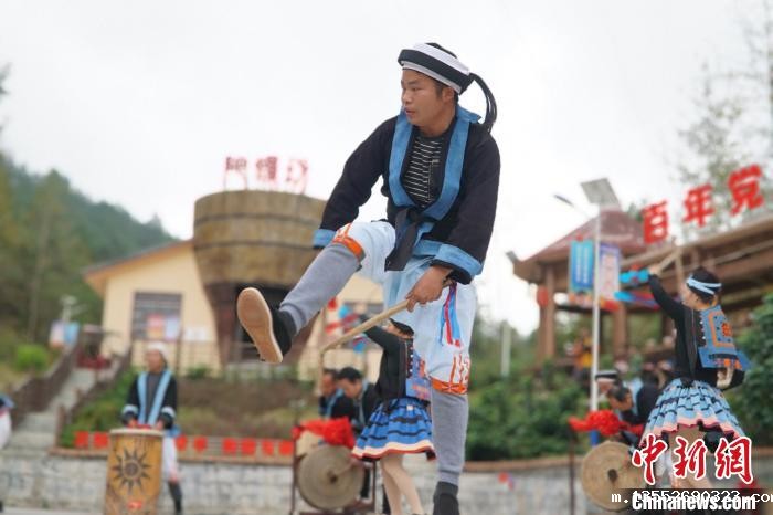 白裤瑶居民正在跳“猴棍舞”。 韦国政 摄 白裤瑶居民正在跳“猴棍舞”。 韦国政 摄