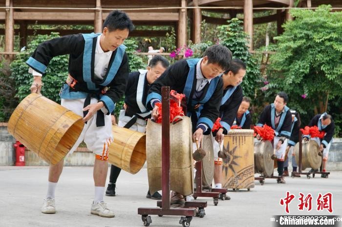 白裤瑶居民敲击铜鼓以两人为一组,一人敲鼓,另一人持风桶鼓荡。 韦国政 摄 白裤瑶居民敲击铜鼓以两人为一组,一人敲鼓,另一人持风桶鼓荡。 韦国政 摄