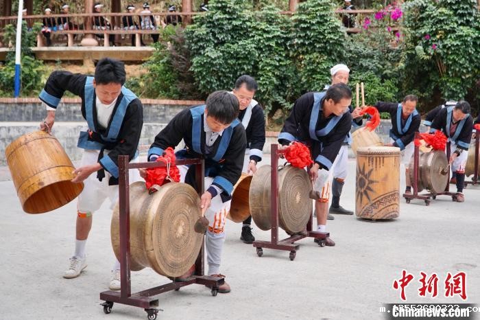 白裤瑶居民正在敲击铜鼓。 韦国政 摄 白裤瑶居民正在敲击铜鼓。 韦国政 摄