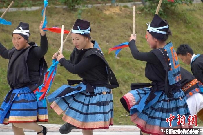 白裤瑶居民正在欢跳“猴棍舞”。 韦国政 摄 白裤瑶居民正在欢跳“猴棍舞”。 韦国政 摄