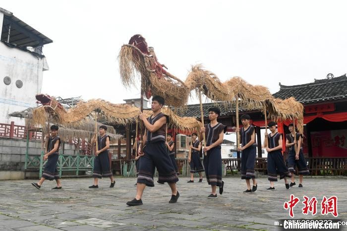 图为仫佬族民众在舞草龙。 廖光福 摄