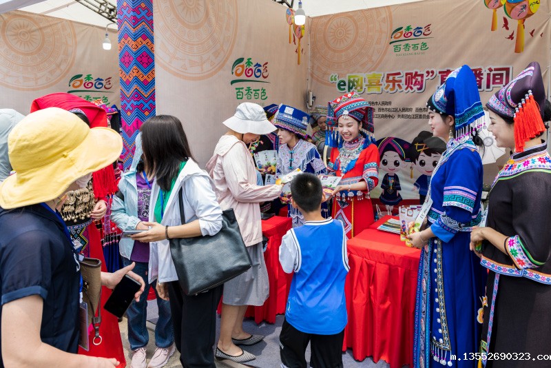 游客在购买“百香百色”土特产。黄福宁摄