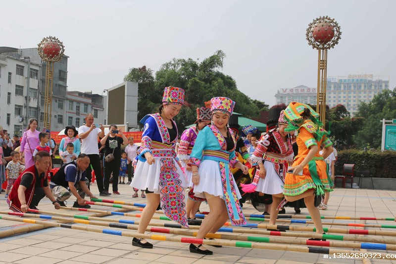 图为跳竹竿舞。刘冰摄