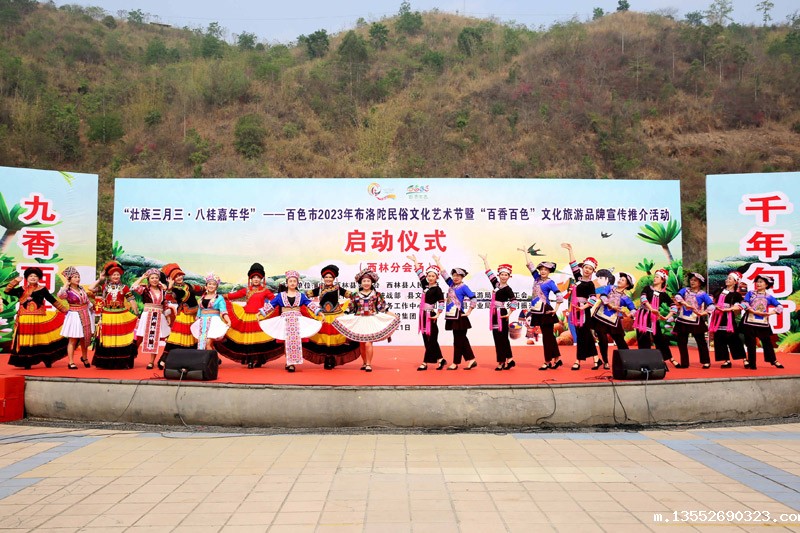 图为民族服饰展示。刘冰摄