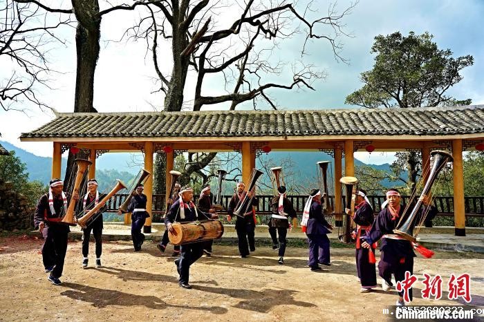 在广西金秀瑶族自治县六巷乡六巷村下古陈屯,村民在跳黄泥鼓舞。(资料图)高如金 摄