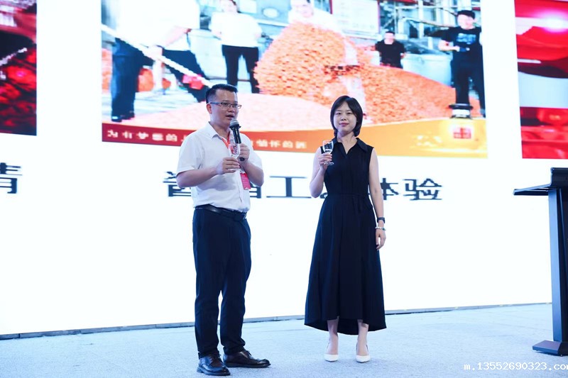 1715848476775418.jpg 25爱心民族企业广西燕子商贸有限公司代邀请交流大会总负责人王祖能上台用波波匠酒老坛私藏酒向嘉宾致谢_副本.jpg