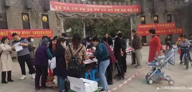 扭转全坤，牛气冲天，辖区书法家免费给居民写对联献爱心 贺新春