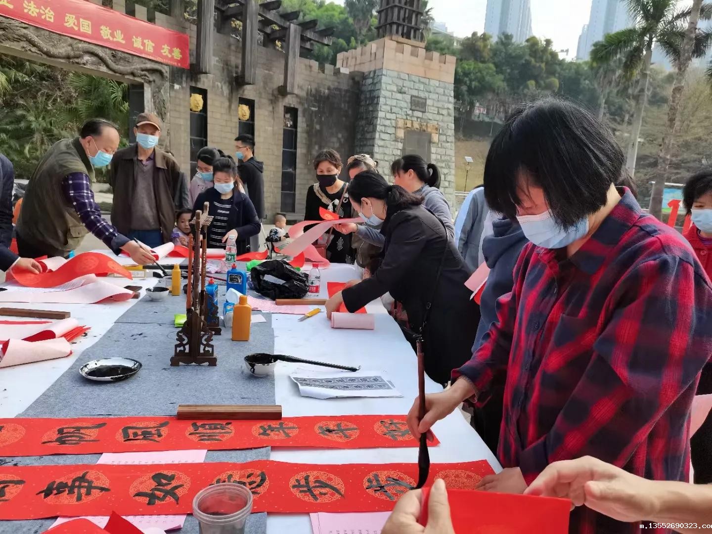 扭转全坤，牛气冲天，辖区书法家免费给居民写对联献爱心 贺新春