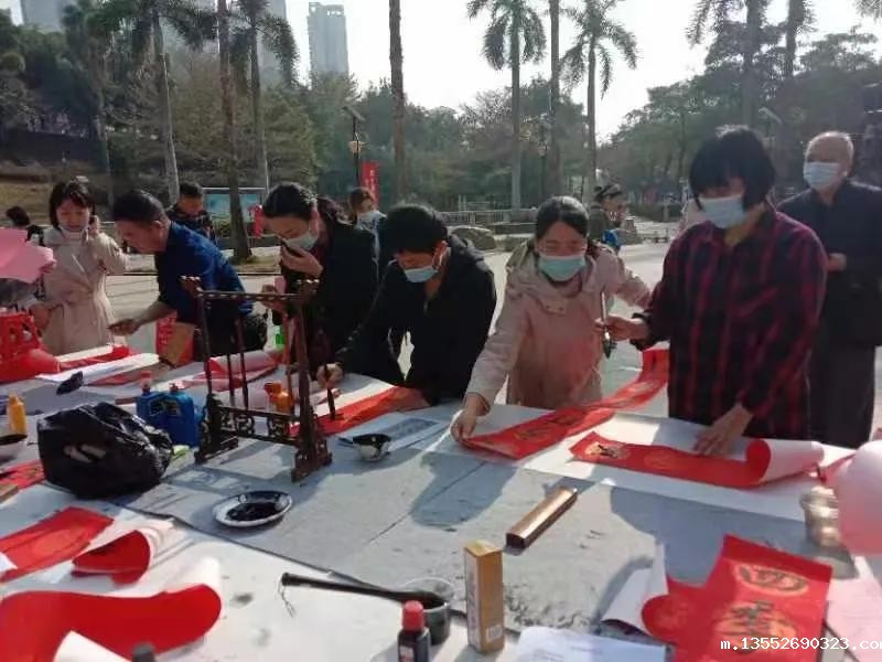 扭转全坤，牛气冲天，辖区书法家免费给居民写对联献爱心 贺新春