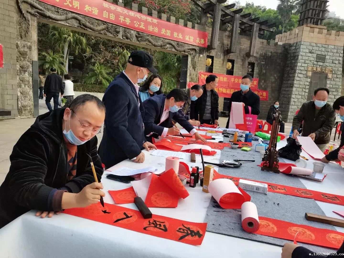 扭转全坤，牛气冲天，辖区书法家免费给居民写对联献爱心 贺新春