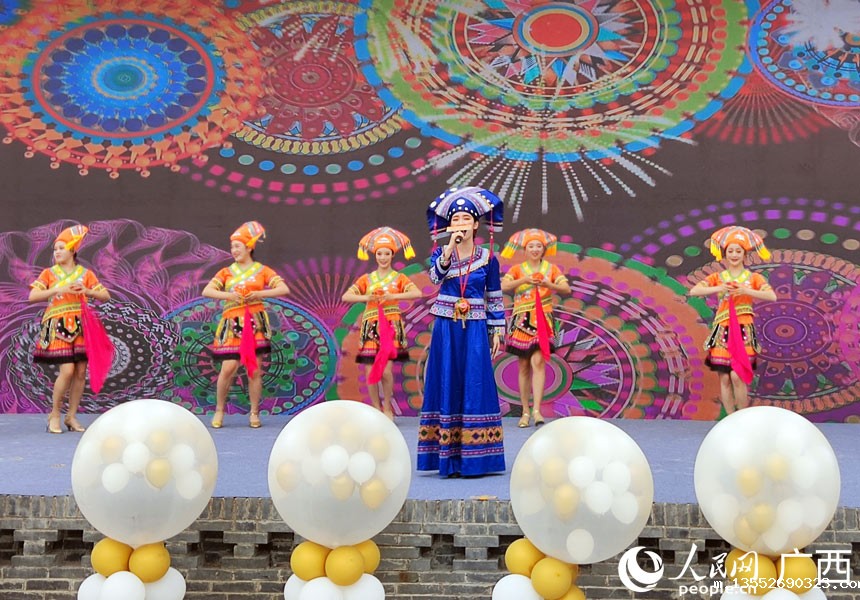 文艺表演现场。人民网 记者王勇摄