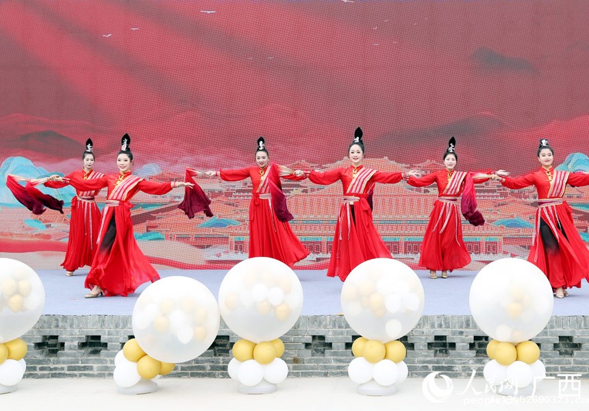 文艺表演现场。人民网 记者王勇摄
