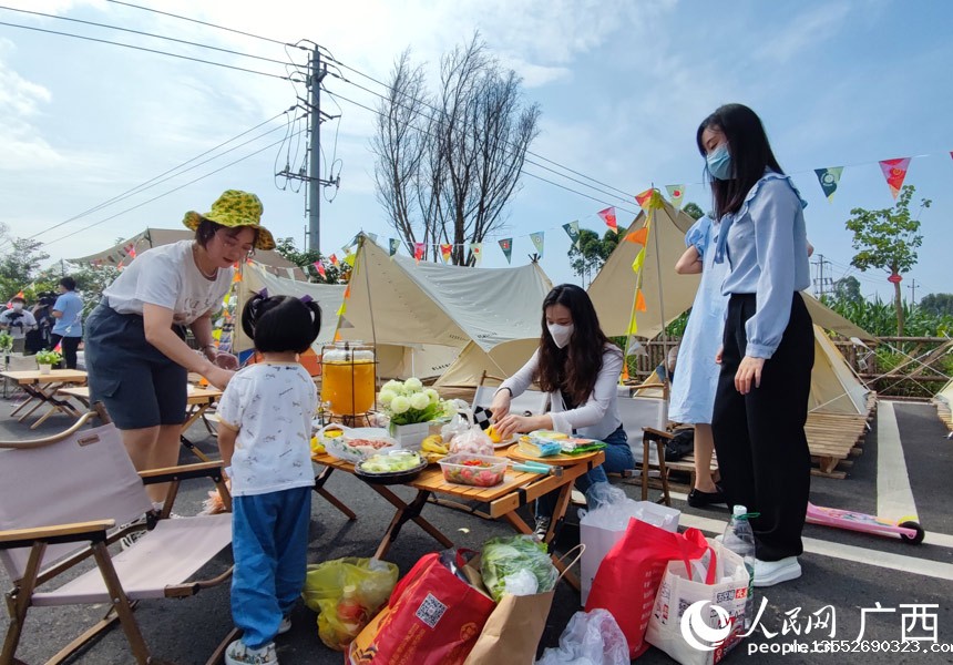 游客乐享周边游。人民网 记者王勇摄