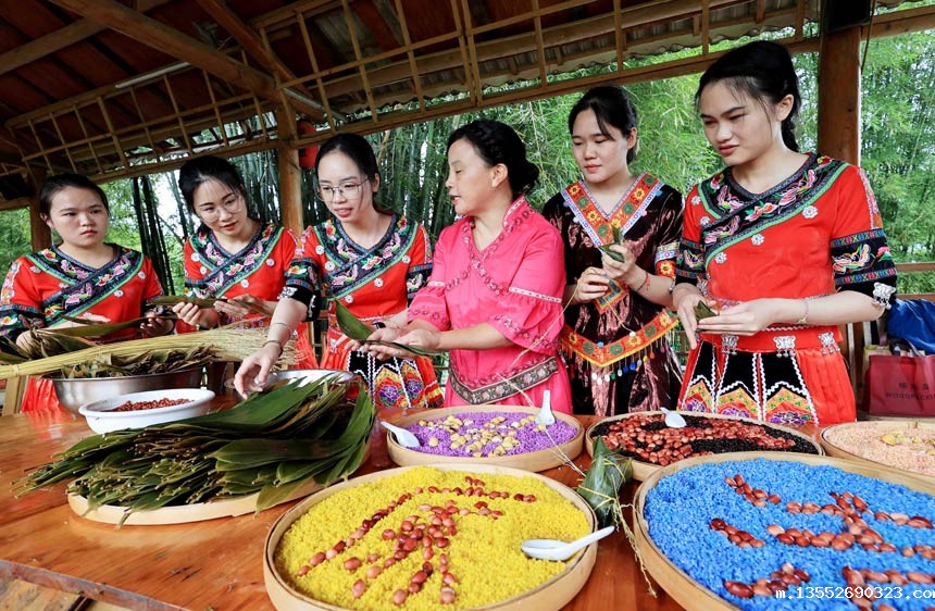 5月25日,在广西柳州市融安县雅瑶乡章口村西古坡屯,壮族群众正在包五彩粽子。