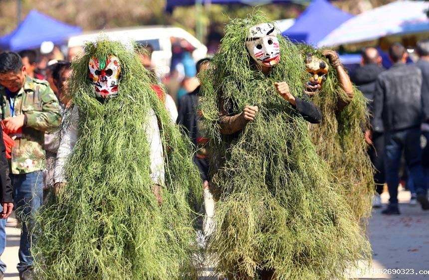 装扮成“芒蒿”的苗族青年走村串户送祝福。