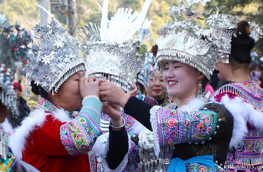 苗族同胞互相敬酒。