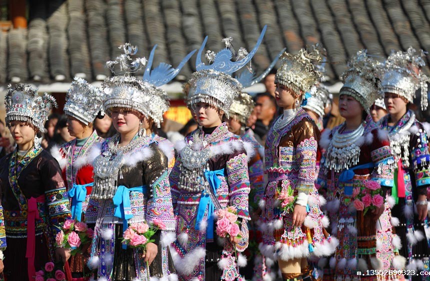 身着民族服装的苗族姑娘。