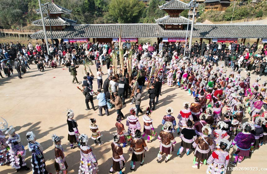 苗族同胞载歌载舞欢庆“芒蒿节”。