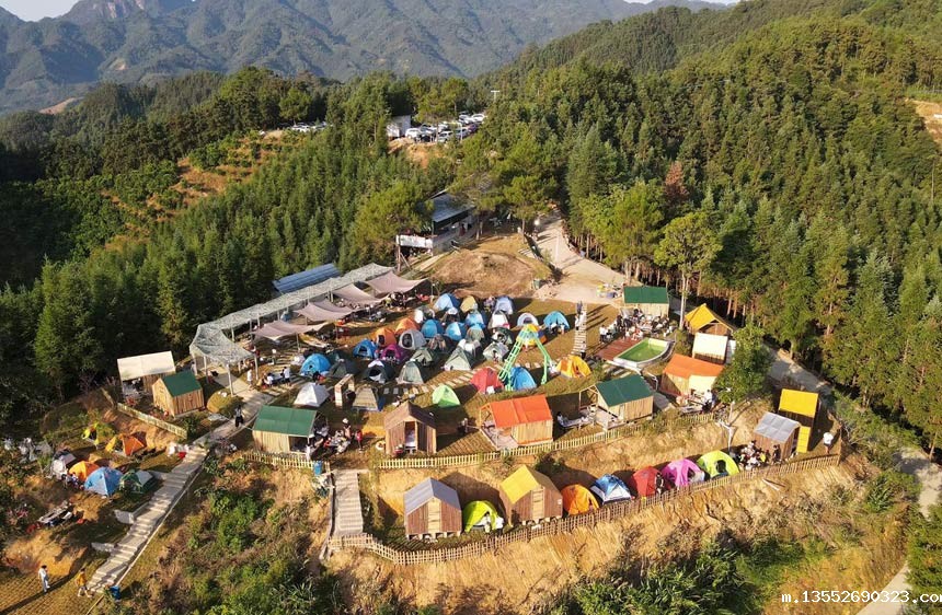 坐落在青山绿水间的平南县大鹏镇思乐村(莫舒华摄)