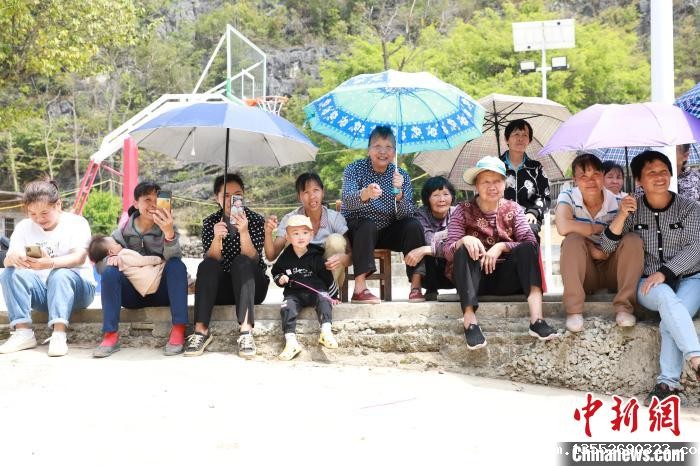 图为彩排时,有很多村民前来围观。 王伟臣 摄 图为彩排时,有很多村民前来围观。 王伟臣 摄