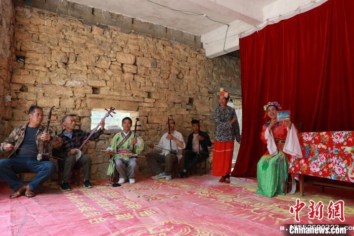 图为戏班正在带妆彩排。 王伟臣 摄 图为戏班正在带妆彩排。 王伟臣 摄