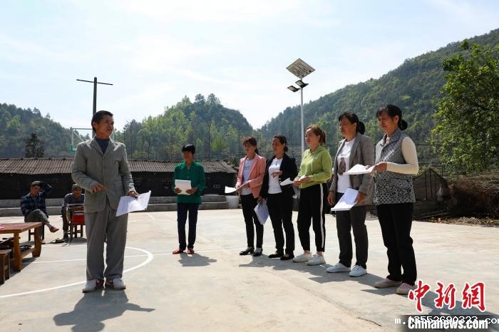 图为梁进操(左一)指导演员。 王伟臣 摄 图为梁进操(左一)指导演员。 王伟臣 摄