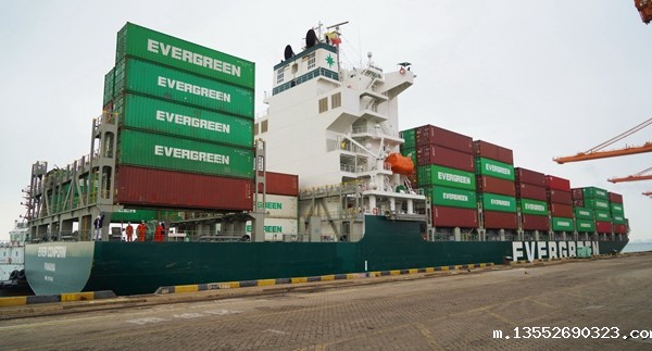 首批18吨武鸣沃柑搭乘北部湾港“水果快线”货轮经泰国公海联运航线出口至泰国。黄琨摄