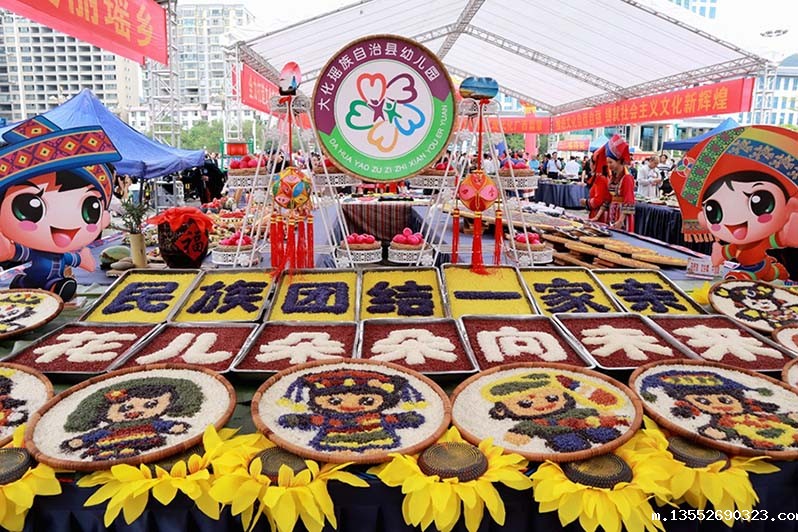 “五色糯米饭”厨艺大比拼活动现场。谢倩摄