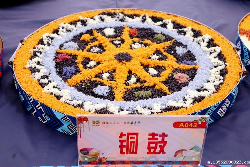 用五色糯米饭摆成的铜鼓造型。谢倩摄