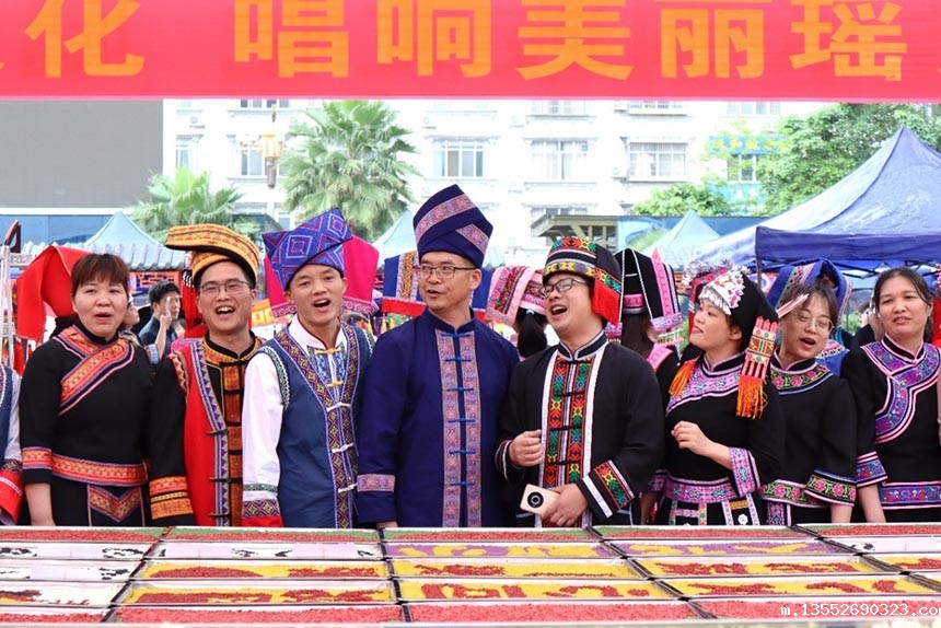 参赛选手在现场唱响山歌。谢倩摄