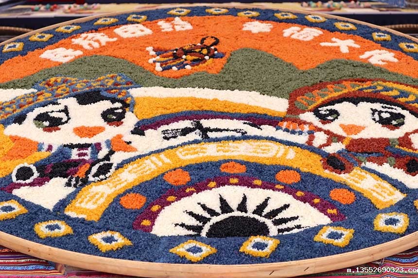 富有民族特色的五色糯米饭。谢倩摄