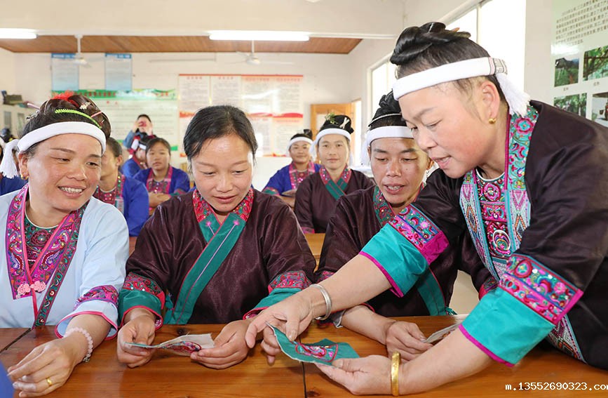 培训班老师指导绣娘刺绣技艺