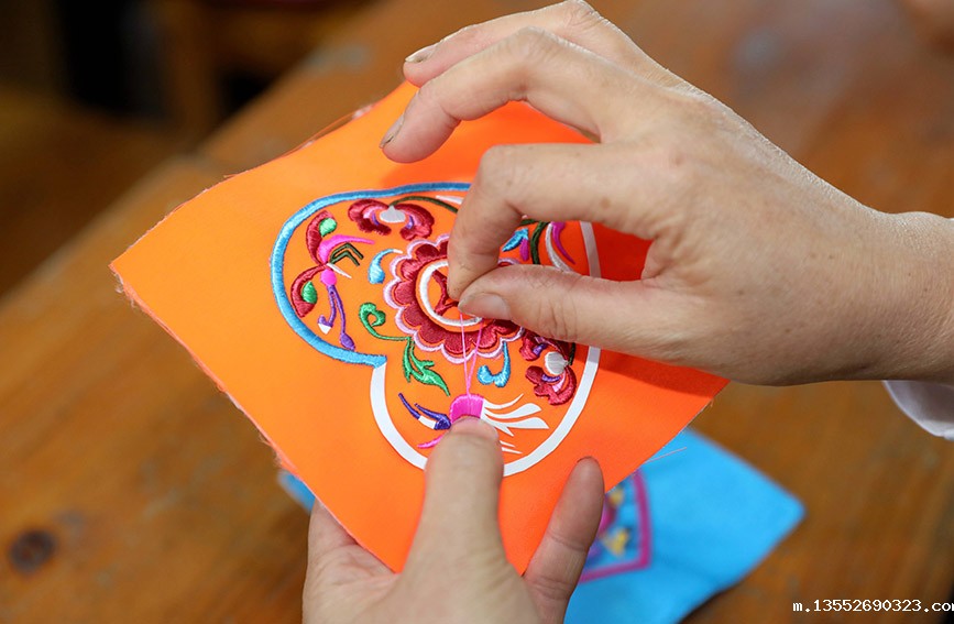 绣娘绣出精美图案