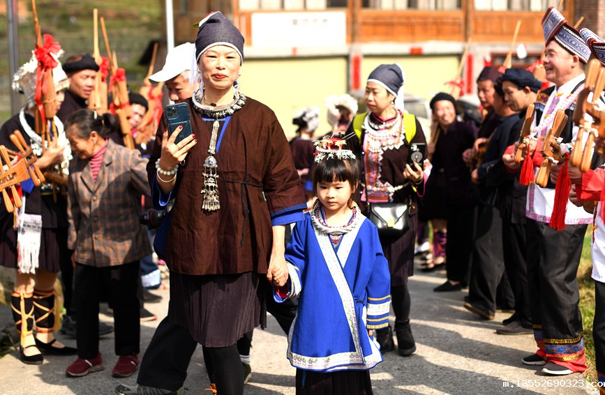 侗族群众身着节日盛装前来参加“祭萨节”活动。潘志祥摄
