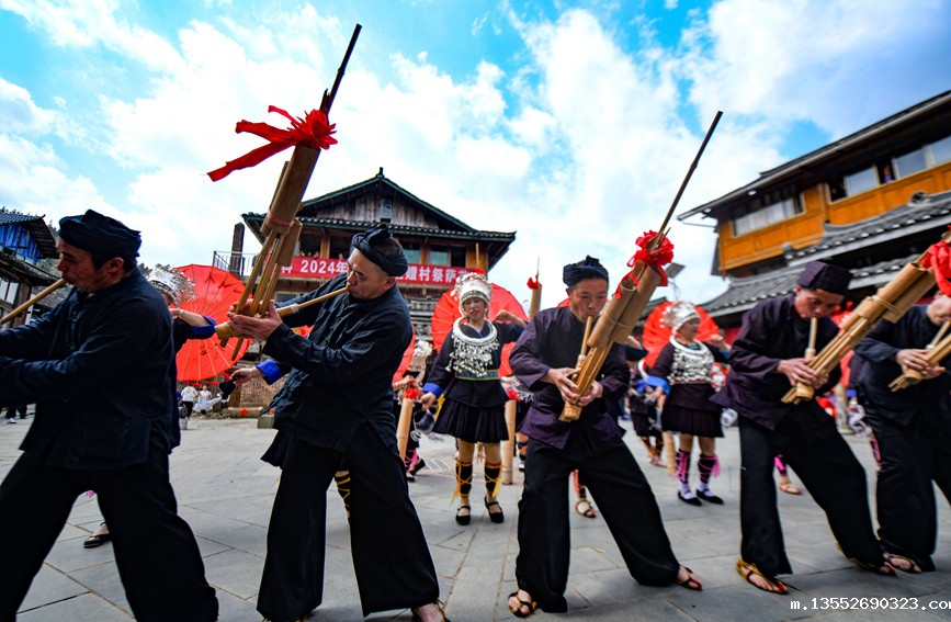 侗族群众在表演芦笙踩堂。潘志祥摄