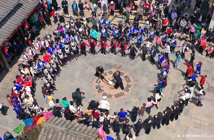 侗族群众与游客在欢跳多耶舞。潘志祥摄