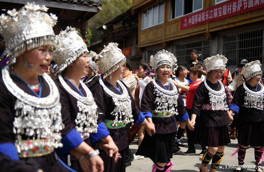 侗族群众与游客在欢跳多耶舞。潘志祥摄