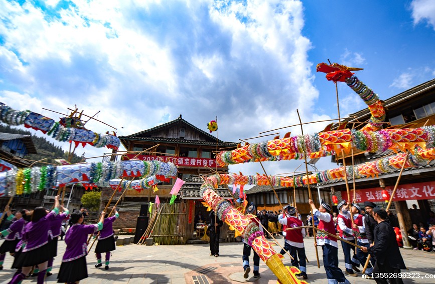 侗族群众在“祭萨节”活动上表演舞龙。潘志祥摄