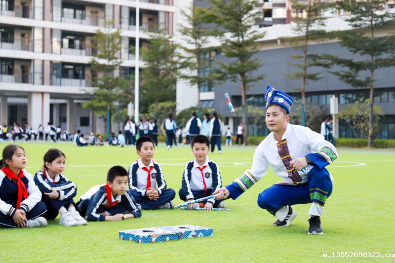 壮族迪尺传承人、体育教师陆显通带领学生们练习迪尺。南宁市鲁班路小学供图