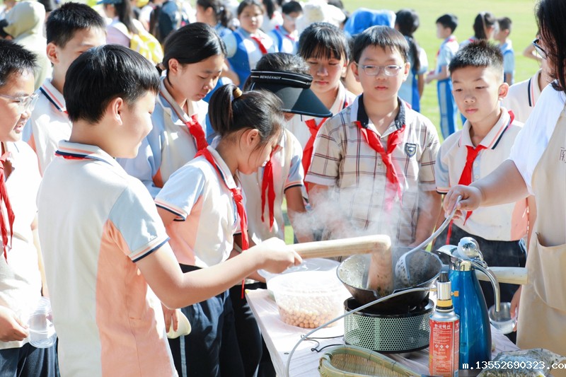 南宁市华西路小学开展秋季研学实践活动,高年级学生体验打油茶等非遗项目。南宁市华西路小学供图