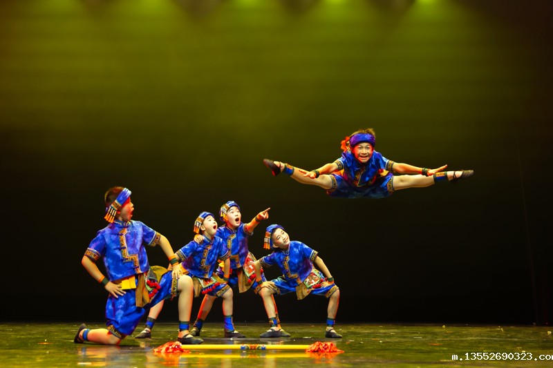 南宁市锦华小学非遗花棍舞蹈团参加2024年全国第八届中小学艺术展演比赛。南宁市锦华小学供图