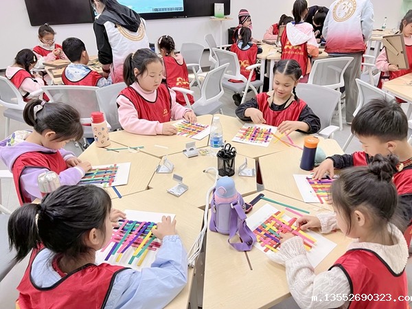 孩子们正在进行手工。广西博物馆供图