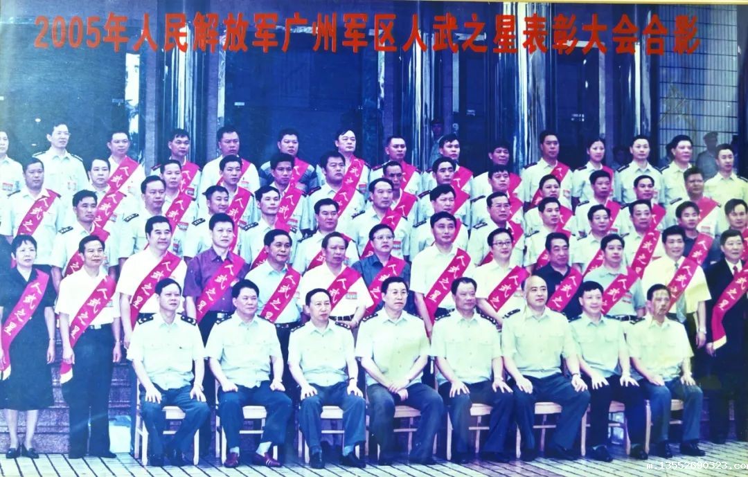 5莫兆钦获广州军区授予“人武之星”荣誉称号.jpg